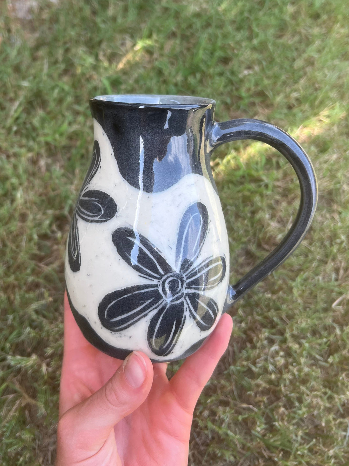 Black sgraffito flower mug