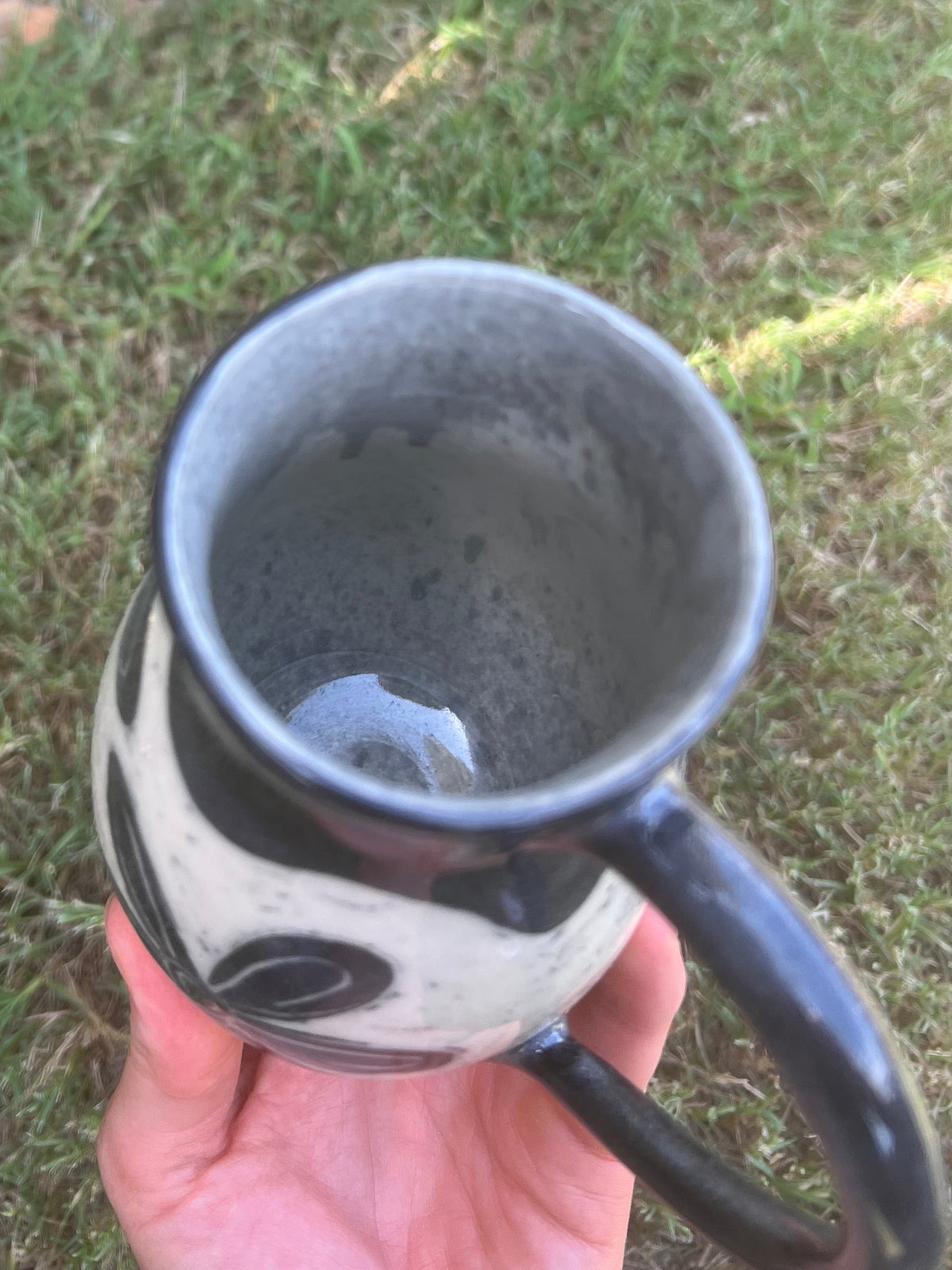 Black sgraffito flower mug